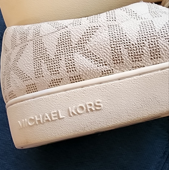 MK Michael Kors 9.5 - Picture 2 of 5